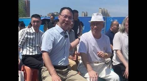 海銘集團(tuán)董事長(zhǎng)、梁山商會(huì)會(huì)長(zhǎng)門(mén)振春邀請(qǐng)張博會(huì)長(zhǎng)參加揭牌儀式并高度評(píng)價(jià)！