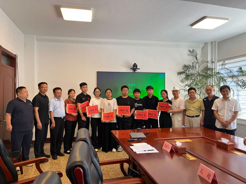 張博董事長帶領(lǐng)濟寧商會部分會員及嘉祥商會“博愛基金”成員回家鄉(xiāng)進行慈善捐贈活動